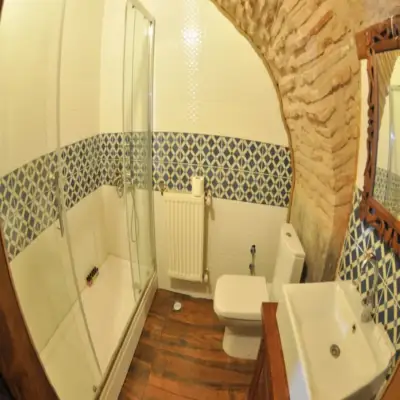 Issız Han Otel, Ulubat Gölü