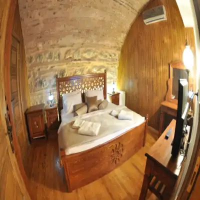 Issız Han Otel, Ulubat Gölü