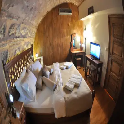 Issız Han Otel, Ulubat Gölü