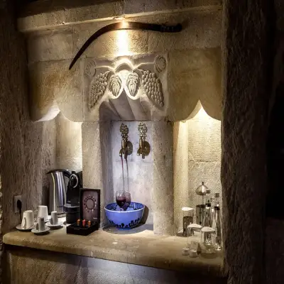 Museum Hotel, +16