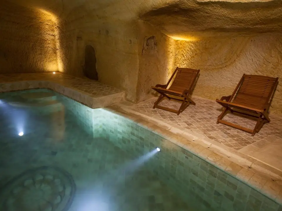 Royal Cave & Pool Suites