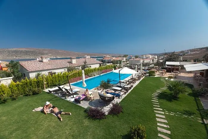 Alaçatı Kapari Otel sizi surf ve kite la tanışmaya davet ediyor.