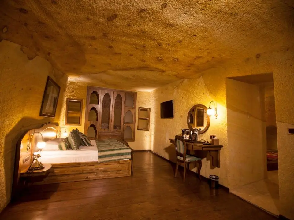 Royal Cave & Pool Suites