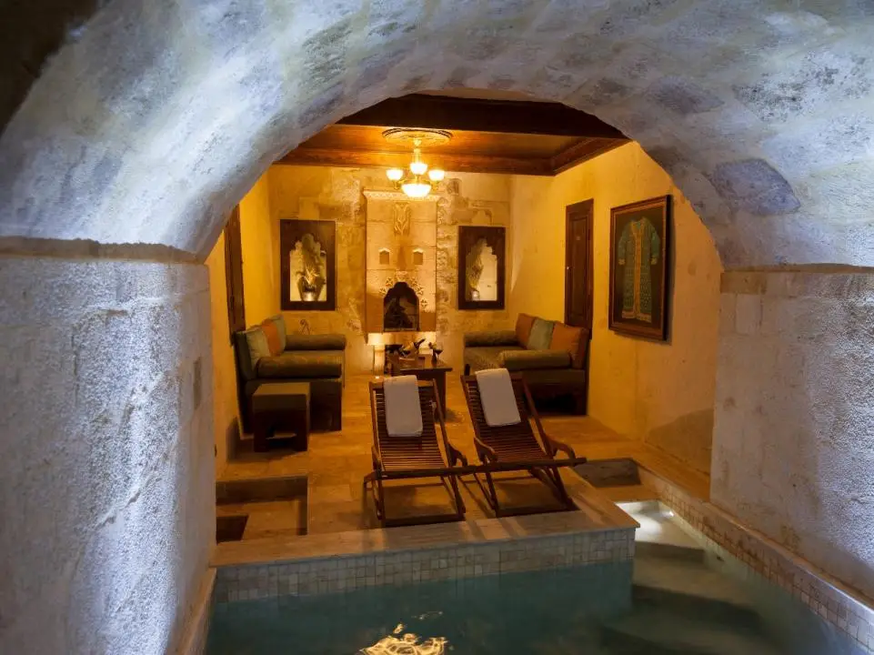 Majestic Cave & Pool Suites