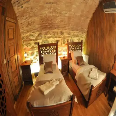 Issız Han Otel, Ulubat Gölü