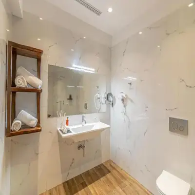 F & S LOUNGE SUITES