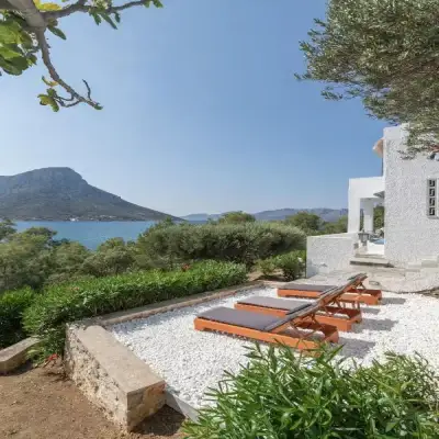 Menori Luxury Suites-Villa Athina