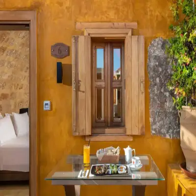 10GR Boutique Hotel & Wine Bar