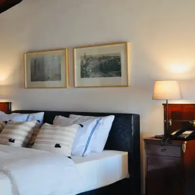 The Lake House, +12