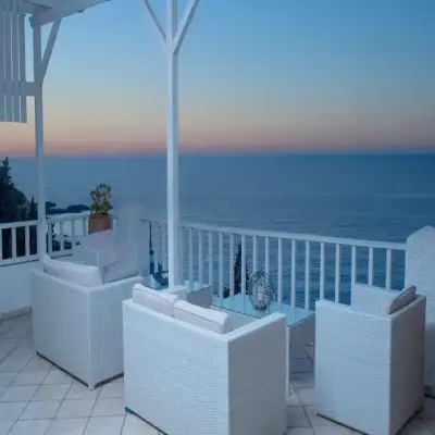Cavos Bay Hotel & Studios