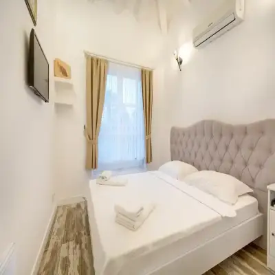 Alaroof Otel