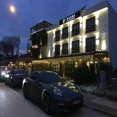 8 Rooms Hotel