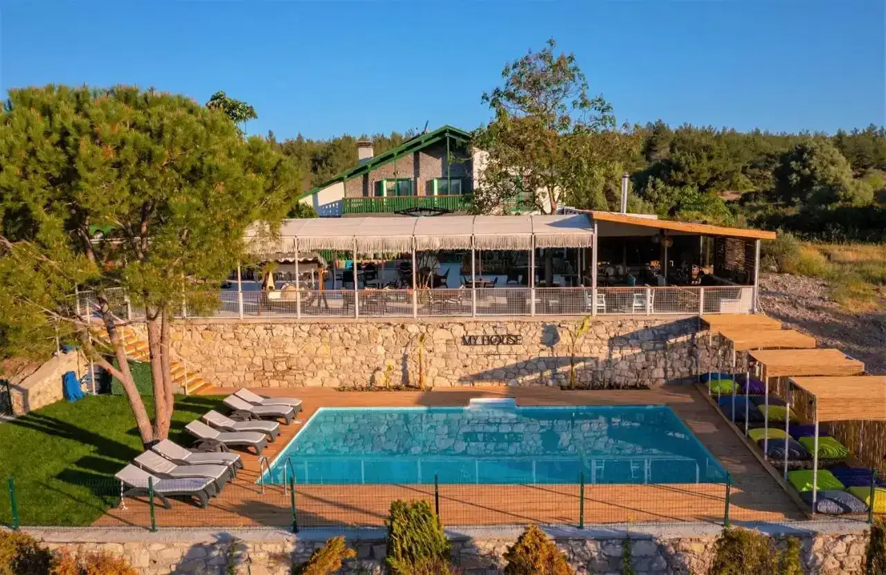 Urla Havuzlu Otel