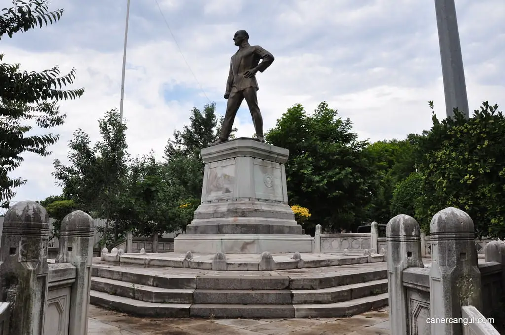  Atatürk Anıtı