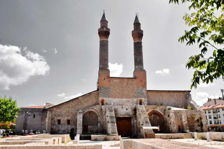  Çifte Minareli Medrese