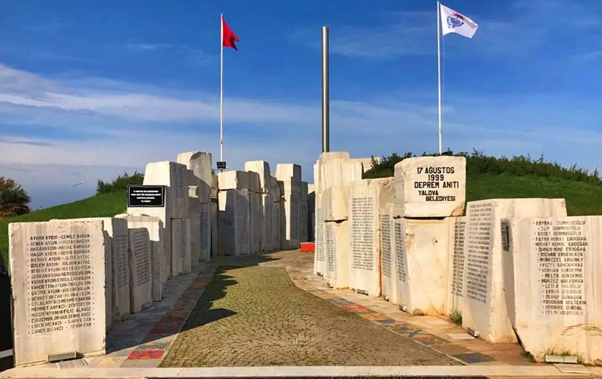 Deprem Anıtı