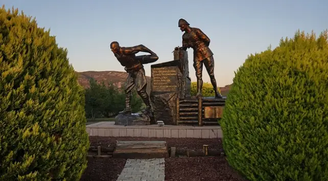 Çanakkale Şehitleri Anıtı ve Seyit Onbaşı Anıtı