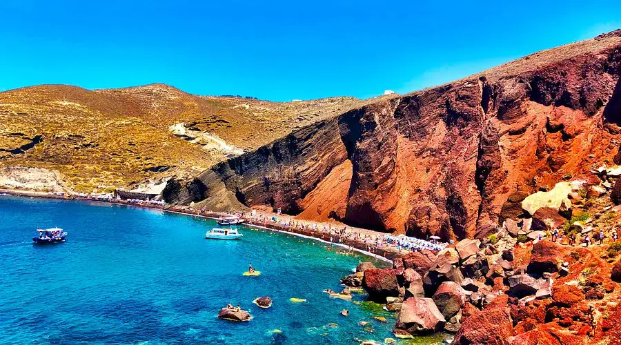 Kırmızı kumlu plajlarda yüzün